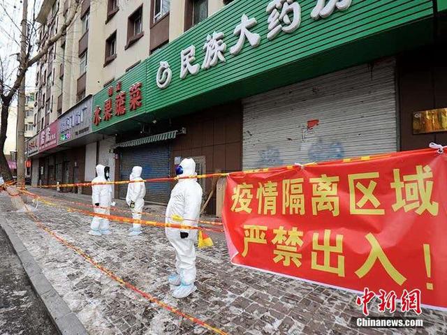 隔离区采取全封闭管理.袁昊 摄工作人员对市区进行喷雾消毒.袁昊 摄