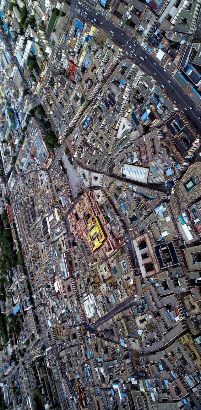 它承载着这座城市的记忆,讲述着这片土地上的故事,就像长安街之于北京