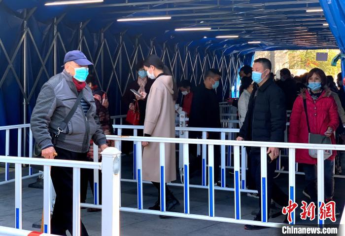 福州市第二医院内,市民戴口罩通过专门通道进院就诊. 王东明 摄