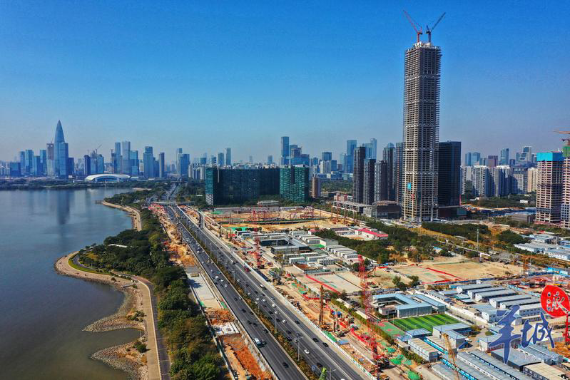 深圳湾总部基地建设现场宛如一幅油画建设工地周边高楼林立,多个项目