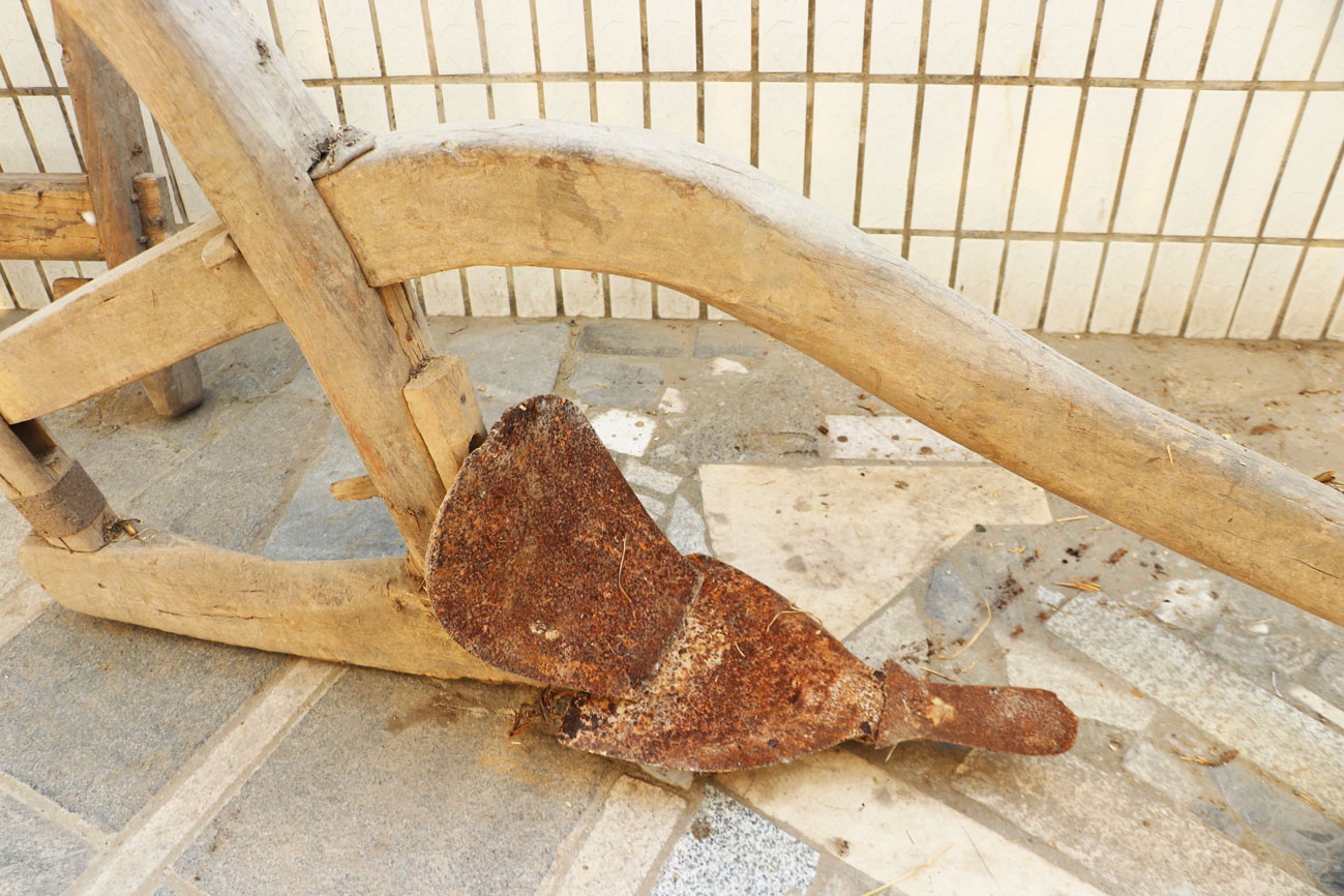 一把50年前农家犁勾起回忆潮还记得那些年耕牛犁田吗