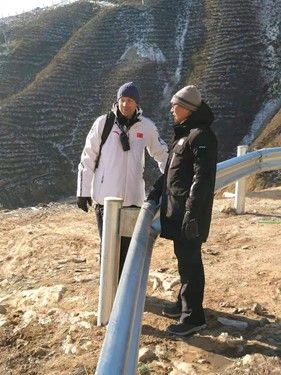 刘宇（右）与中国跳台滑雪队外籍教练商讨运动员技术优化方案