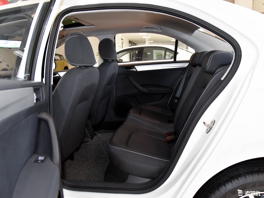 昕锐 2020款 1.5l 手动舒适版后排空间一般,日常使用没有问题.