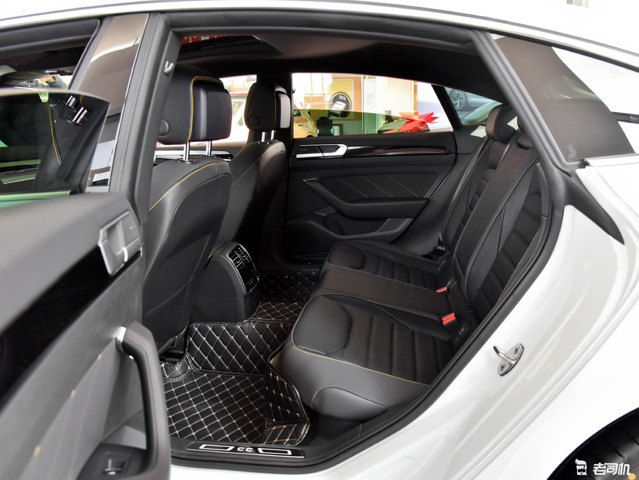 一汽-大众cc 2021款 330tsi 上市特别版后排空间表现不错,正常身材的