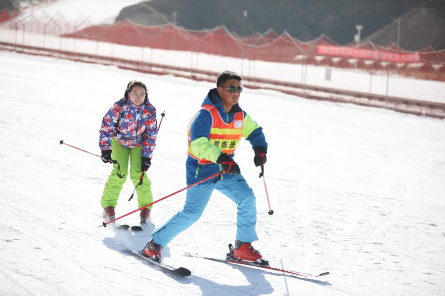 ▲ 1月8日，在甘肃白银国家雪上项目训练基地，一名教练指导滑雪爱好者滑雪。新华社记者 马希平 摄