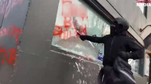 示威者破坏波特兰市的民主党总部，以上为视频截图