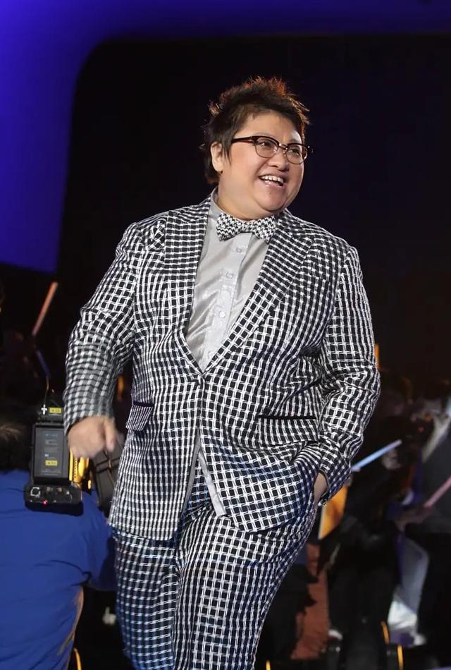 韩红暴瘦34斤后现身穿牛仔外套浑身带刺双手插兜太霸气