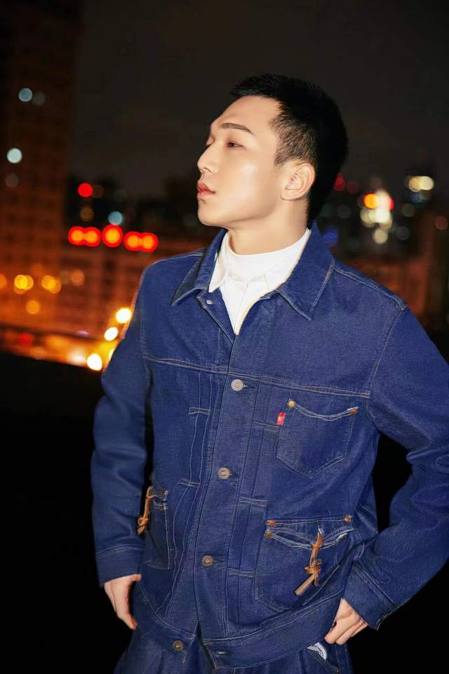 先锋音乐人蔡维泽时尚大片出炉撞色牛仔装玩转型酷个性