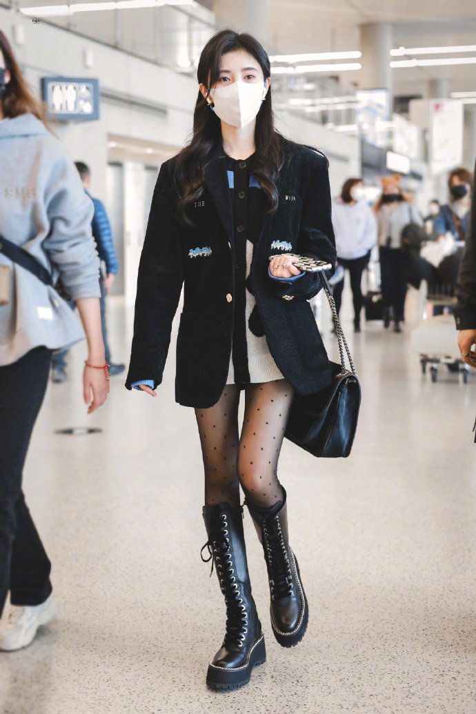 鞠婧祎今日份机场饭拍黑色灯芯绒西装披肩长发长筒靴