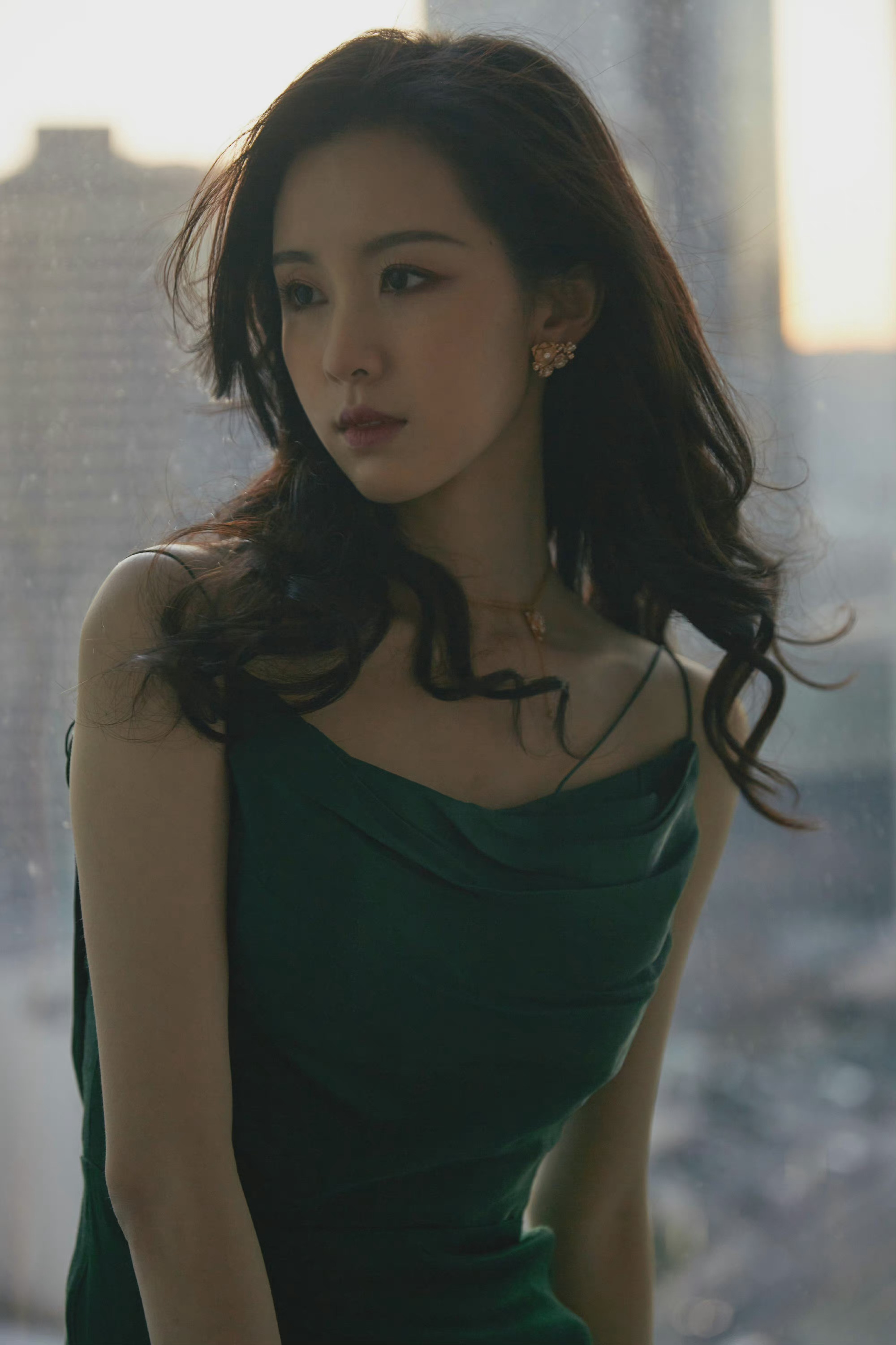 陈都灵墨绿吊带长裙搭配复古卷发港风美女好绝