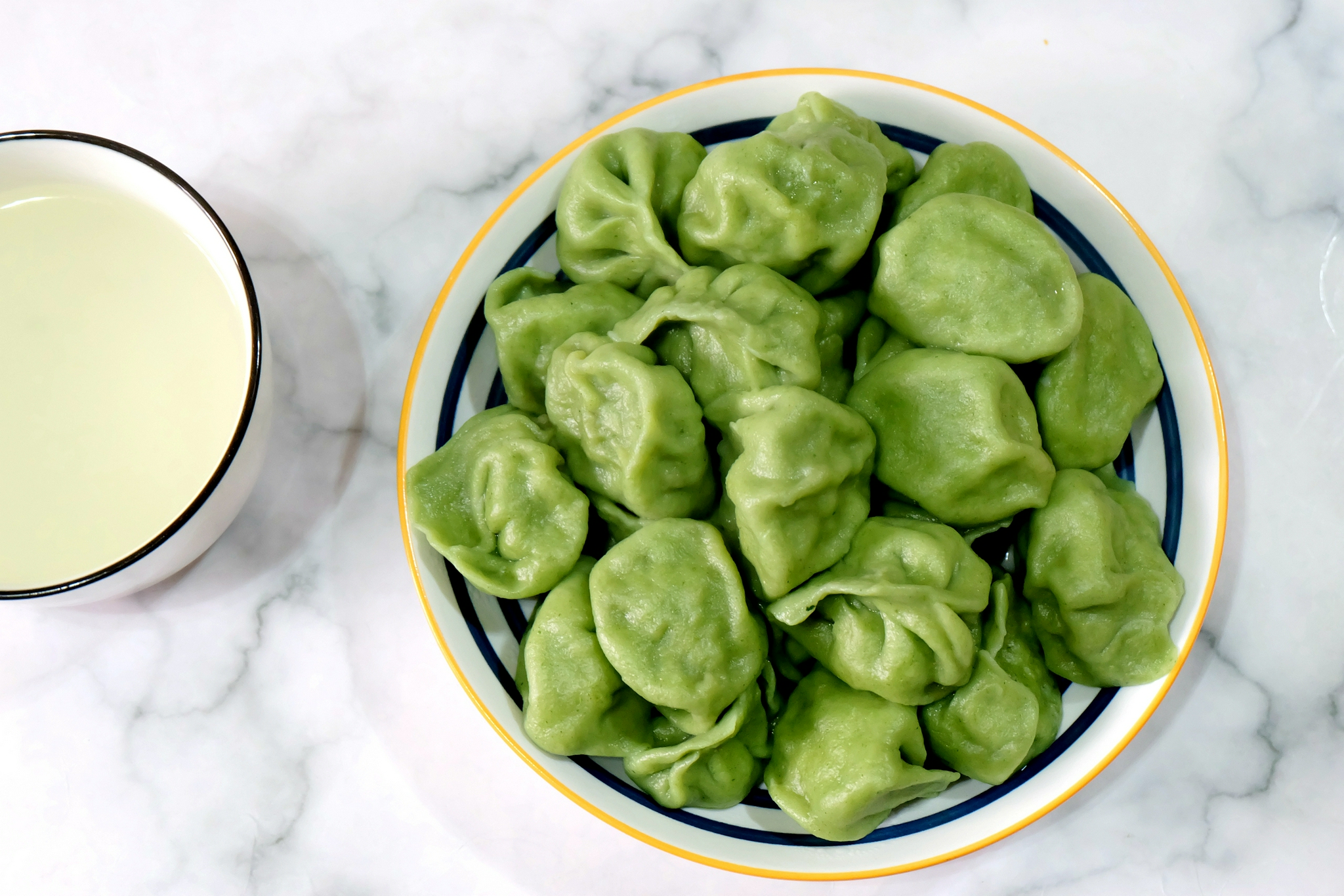 冬至到吃水饺用这种蔬菜汁揉面饺子颜色发绿鲜艳诱人