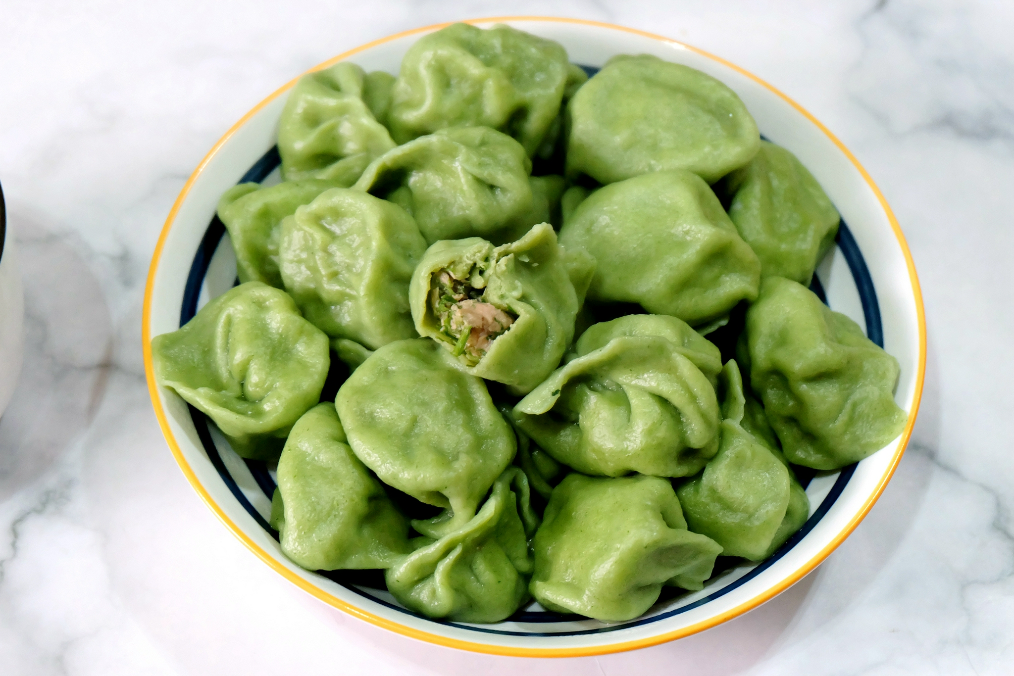 冬至到吃水饺用这种蔬菜汁揉面饺子颜色发绿鲜艳诱人