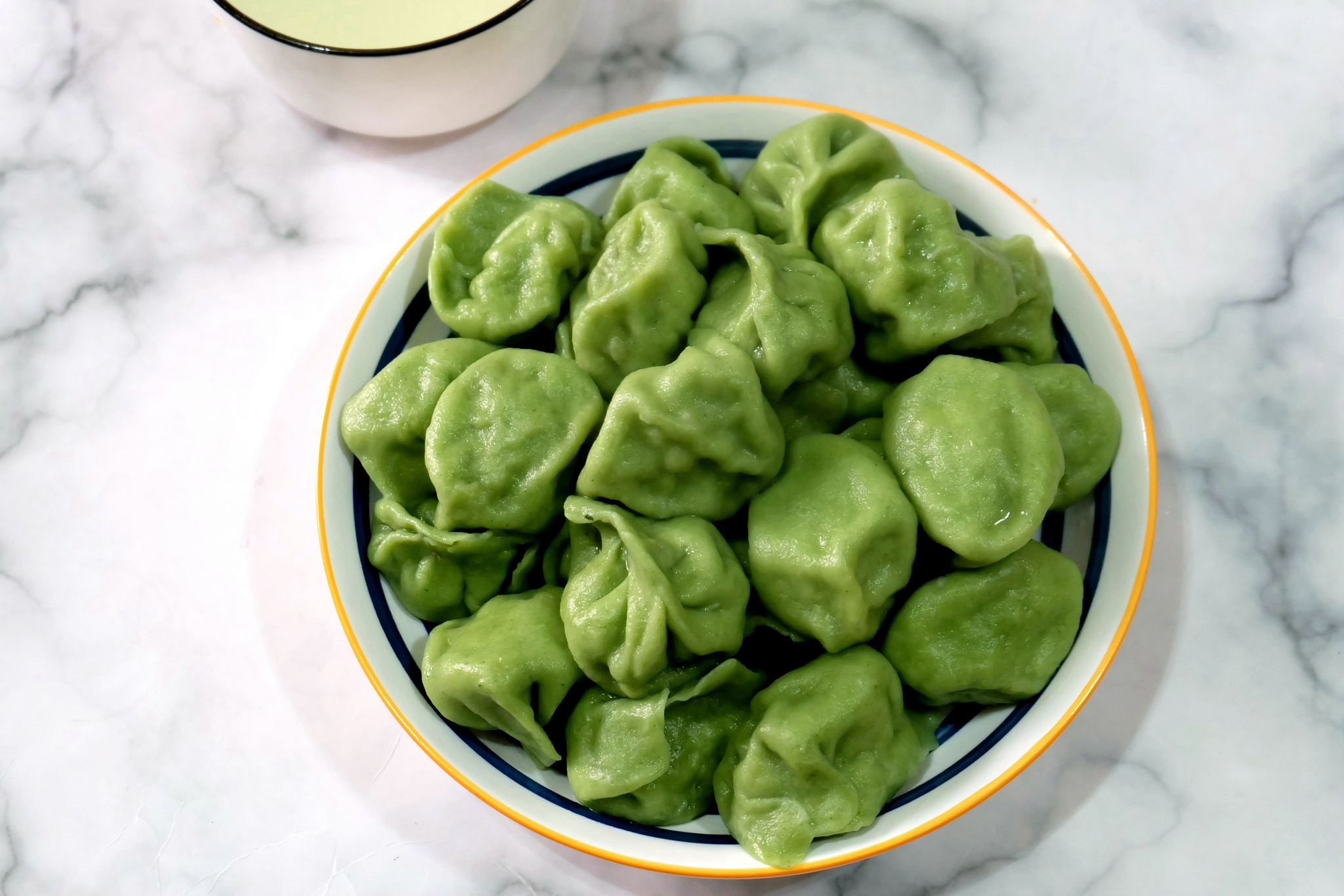 冬至到吃水饺用这种蔬菜汁揉面饺子颜色发绿鲜艳诱人