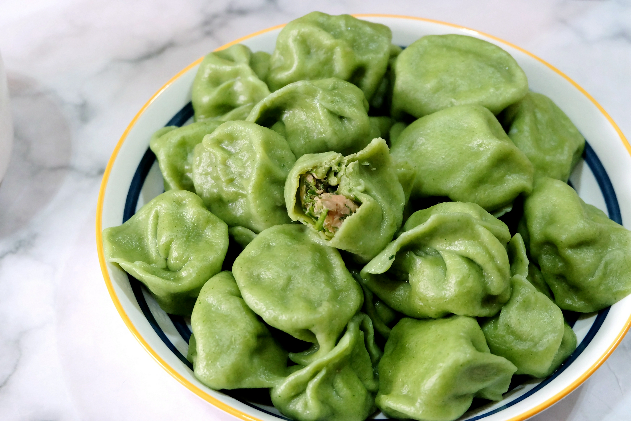 冬至到吃水饺用这种蔬菜汁揉面饺子颜色发绿鲜艳诱人