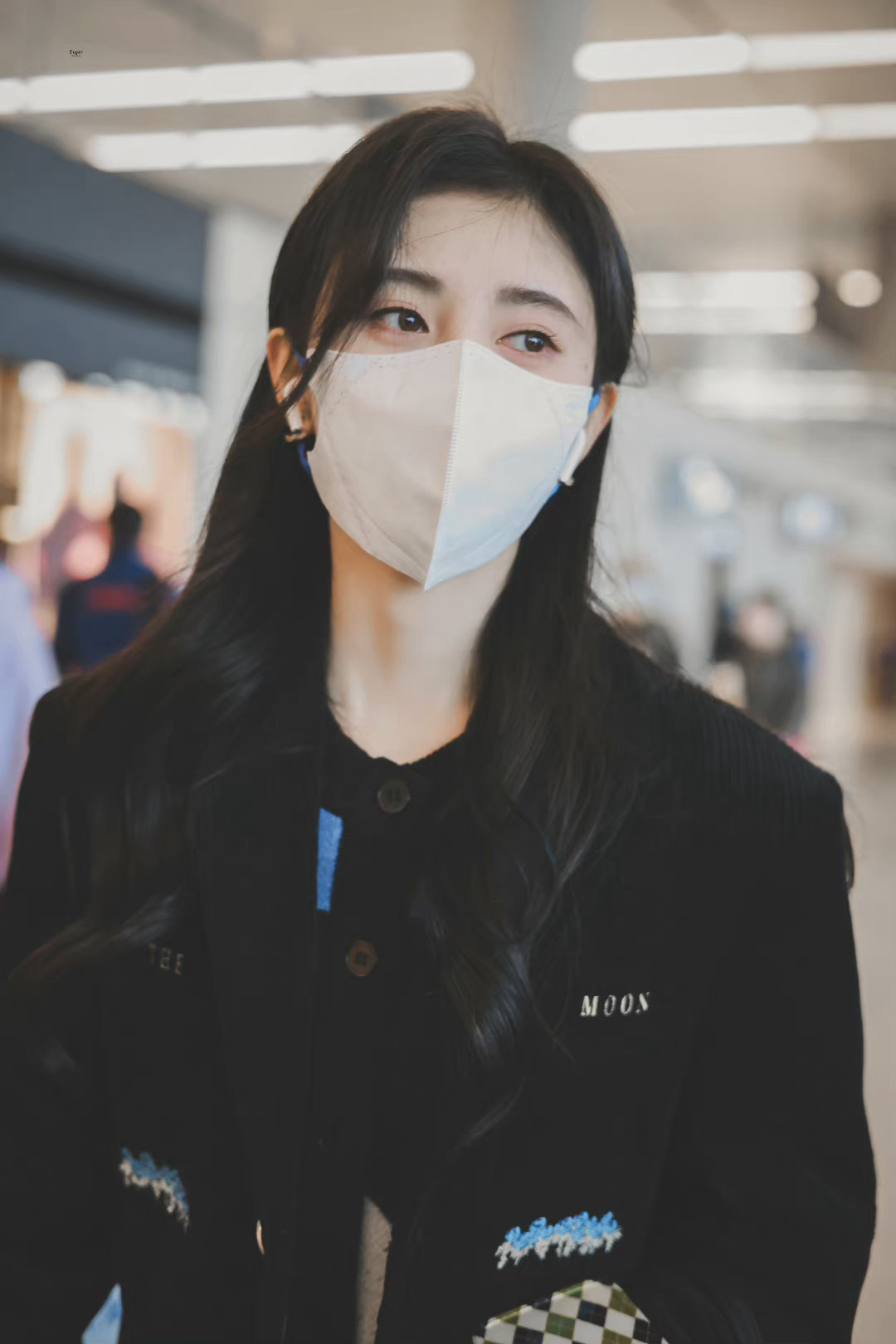 鞠婧祎脸也太小了这组最新的机场饭拍感觉口罩已经是一个面具了