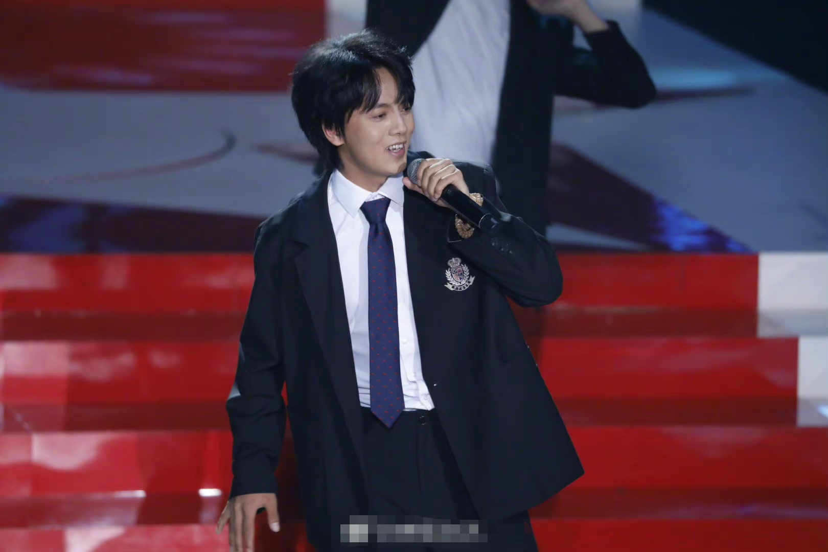星光大道年赛10进8单人车轮战守山大叔晋级专业评委不满
