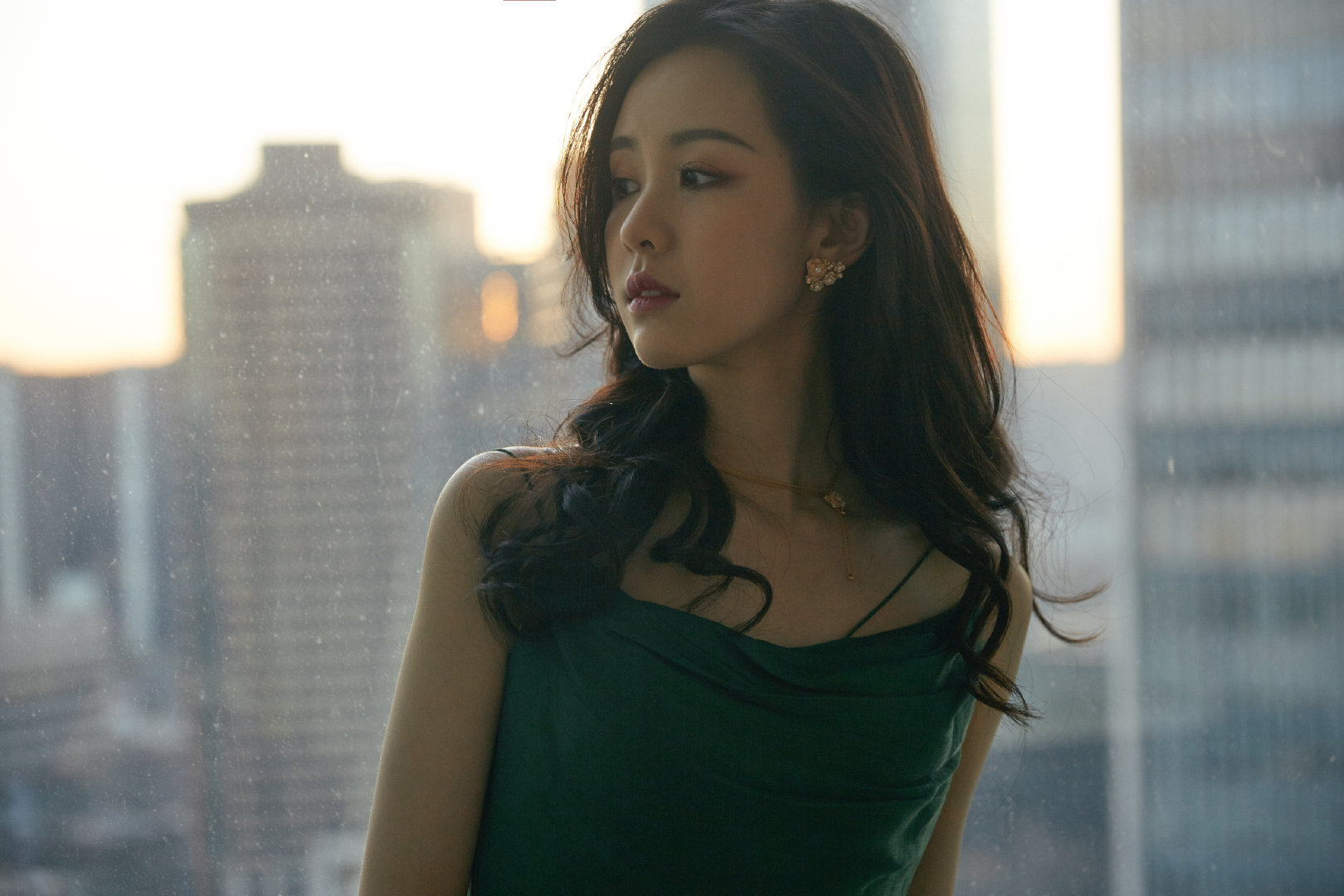 陈都灵墨绿吊带长裙搭配复古卷发港风美女好绝