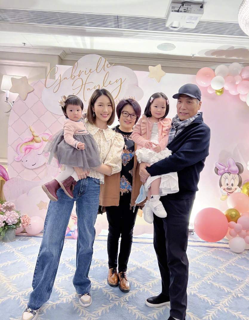 王祖蓝晒全家福为俩女儿庆生,1岁妹妹很高冷,3岁姐姐镜头感十足