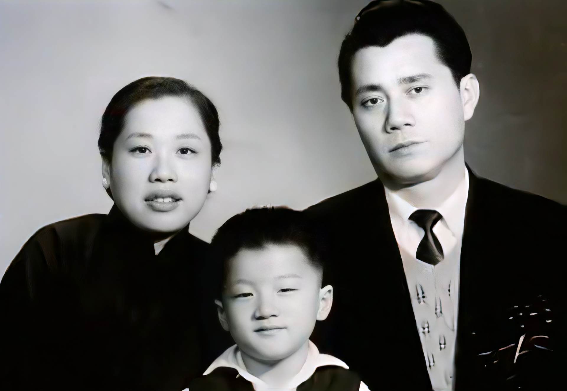 陈月荣也是如此,她的性格硬朗,很需要一个活泼有趣的人来为她安抚情绪