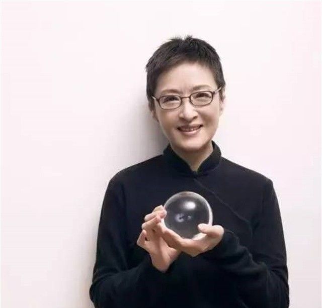 新婚夜丈夫使唤她沏茶,胡因梦当即怒撕结婚证:一张