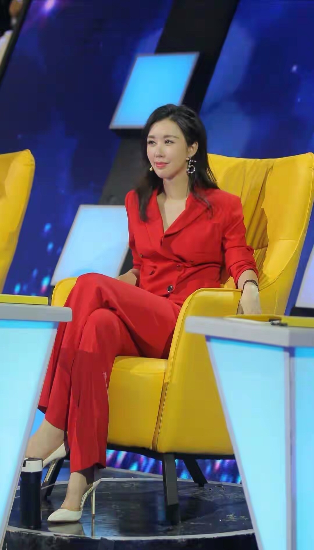 王石老婆田朴珺真会穿遮臀西装配烟管裤完美演绎气质女人