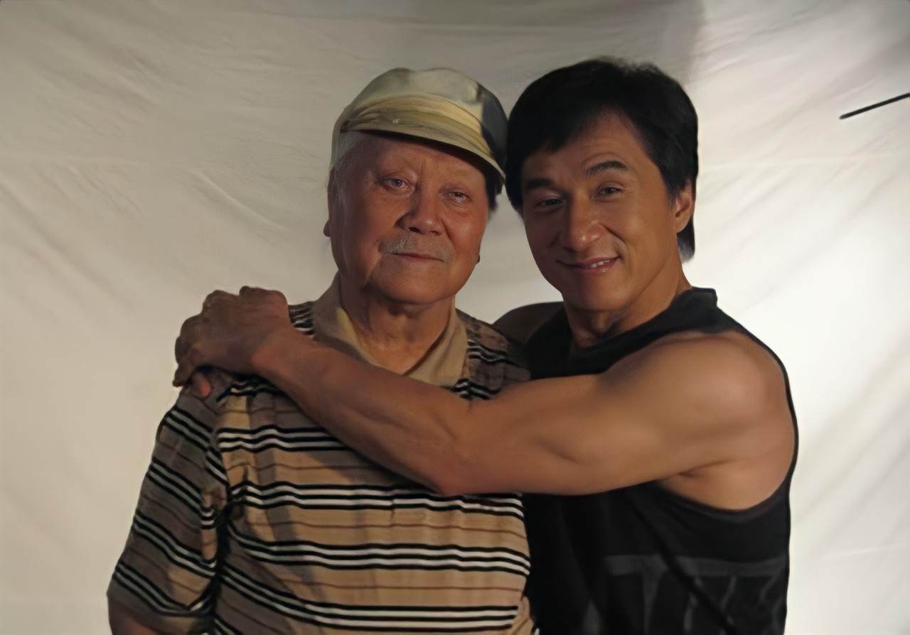 深扒国际巨星成龙的家史秘闻