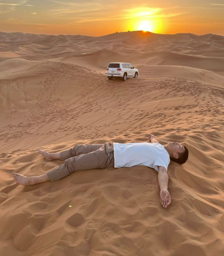 武磊在国外学坏了真会玩把车开到沙漠就地躺下看日落