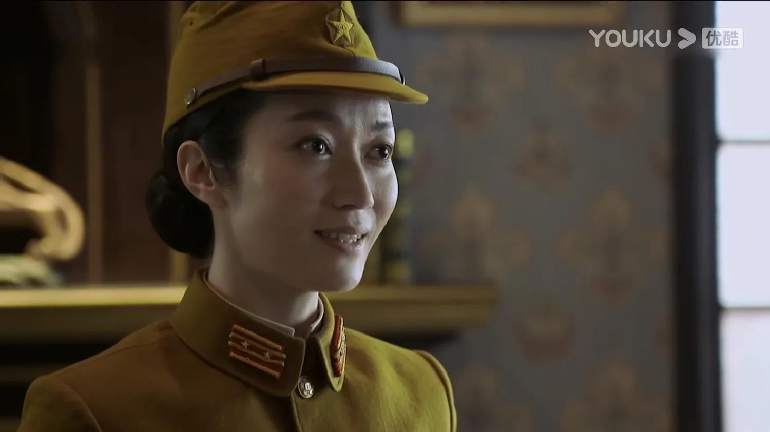 很多人认识松峰莉璃是在《伪装者》里,她饰演"南田科长",狡猾又狠辣.