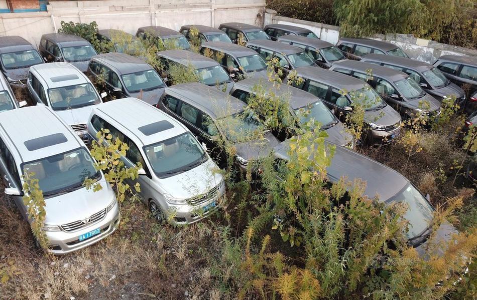 多地出现新能源车"坟场",行业风口的背后,隐藏着危机-新浪汽车