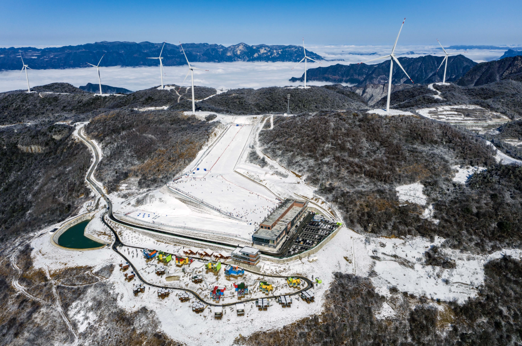 湖北五峰国际滑雪场鸟瞰（无人机拍摄）。新华社记者杜华举摄