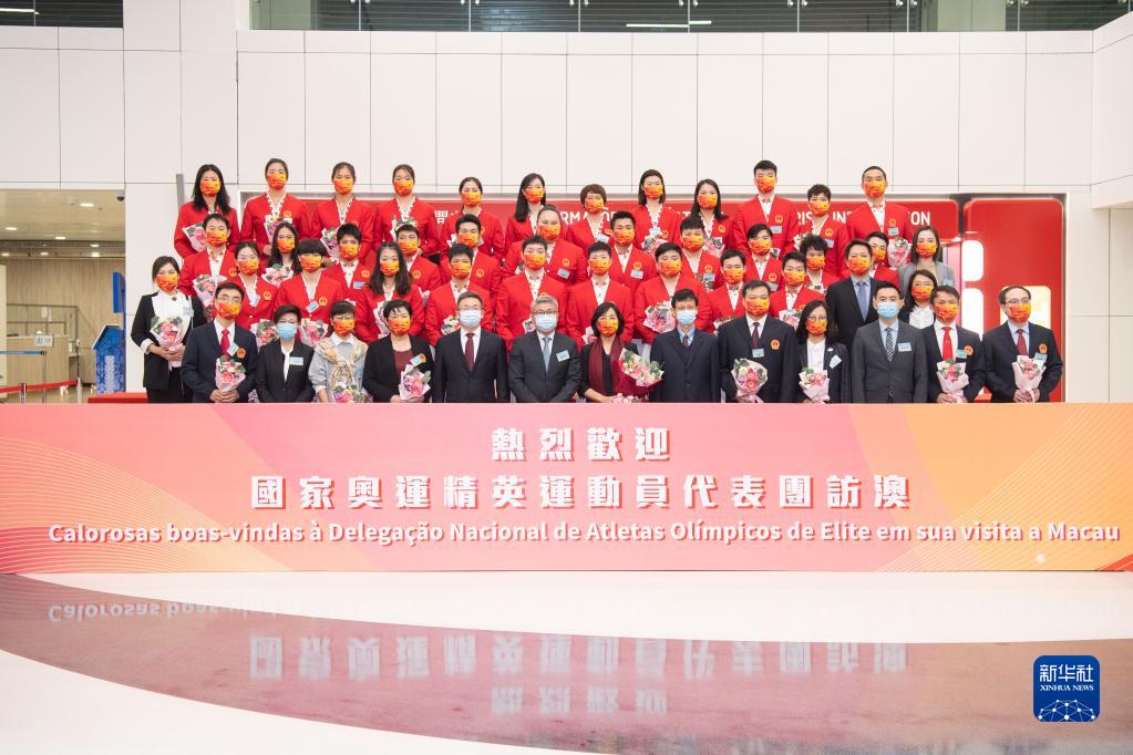 12月19日，内地奥运健儿代表团成员与澳门特区代表合影。新华社记者 张金加 摄