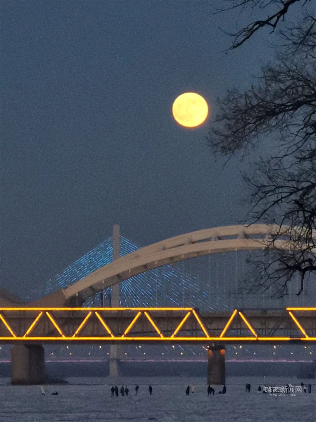 年度最小满月亮相超级小月亮也是那么美