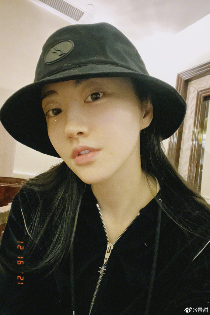 景甜晒素颜怼脸自拍对镜嘟嘴比耶状态超好