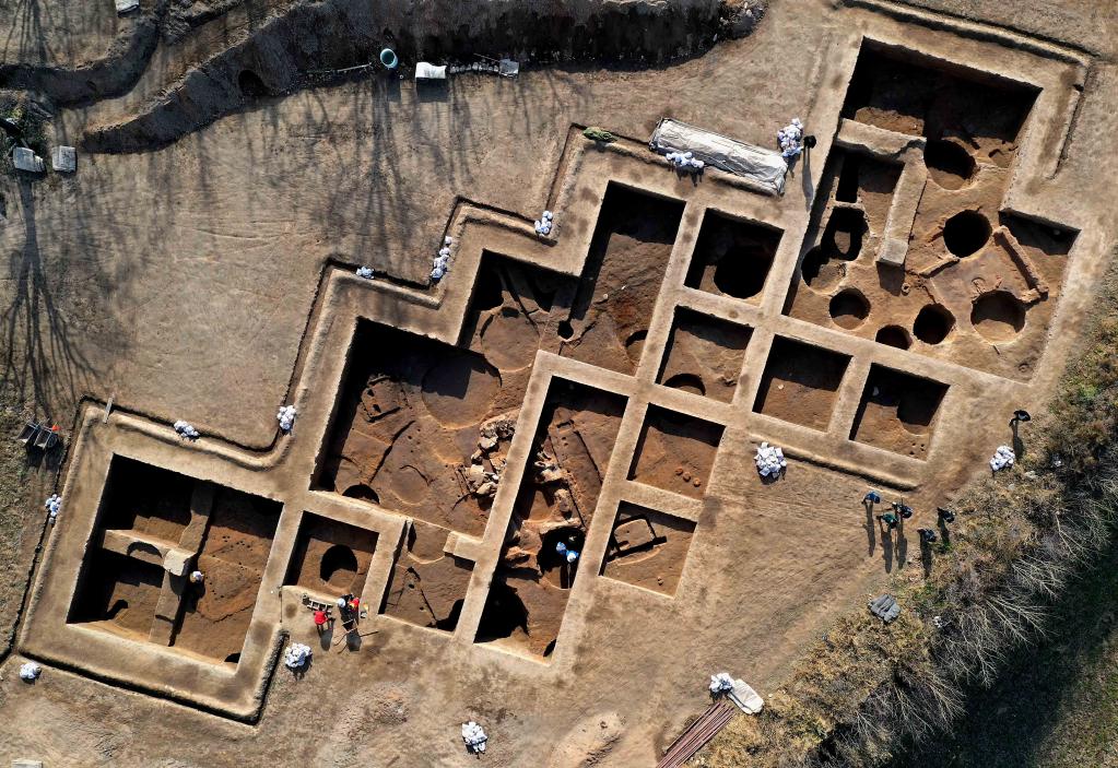 这是12月15日拍摄的苏羊遗址苏羊片区的核心生活区考古发掘现场（无人机照片）。新华社记者 李安 摄