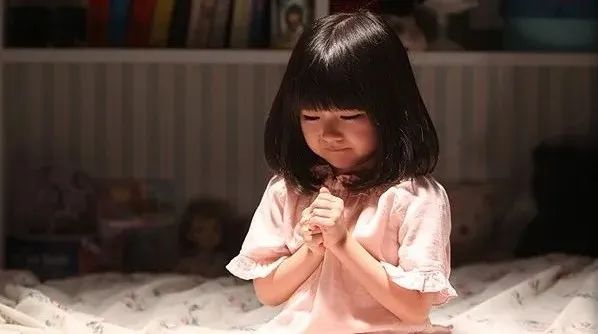 “妈妈，我后桌总用笔扎我”：孩子向你发求救信号，先别急着找老师，而是要……休闲区蓝鸢梦想 - Www.slyday.coM