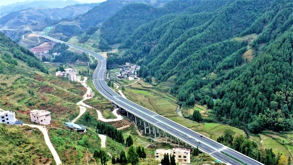 贵州沿印松高速串联美丽风景通向美好未来