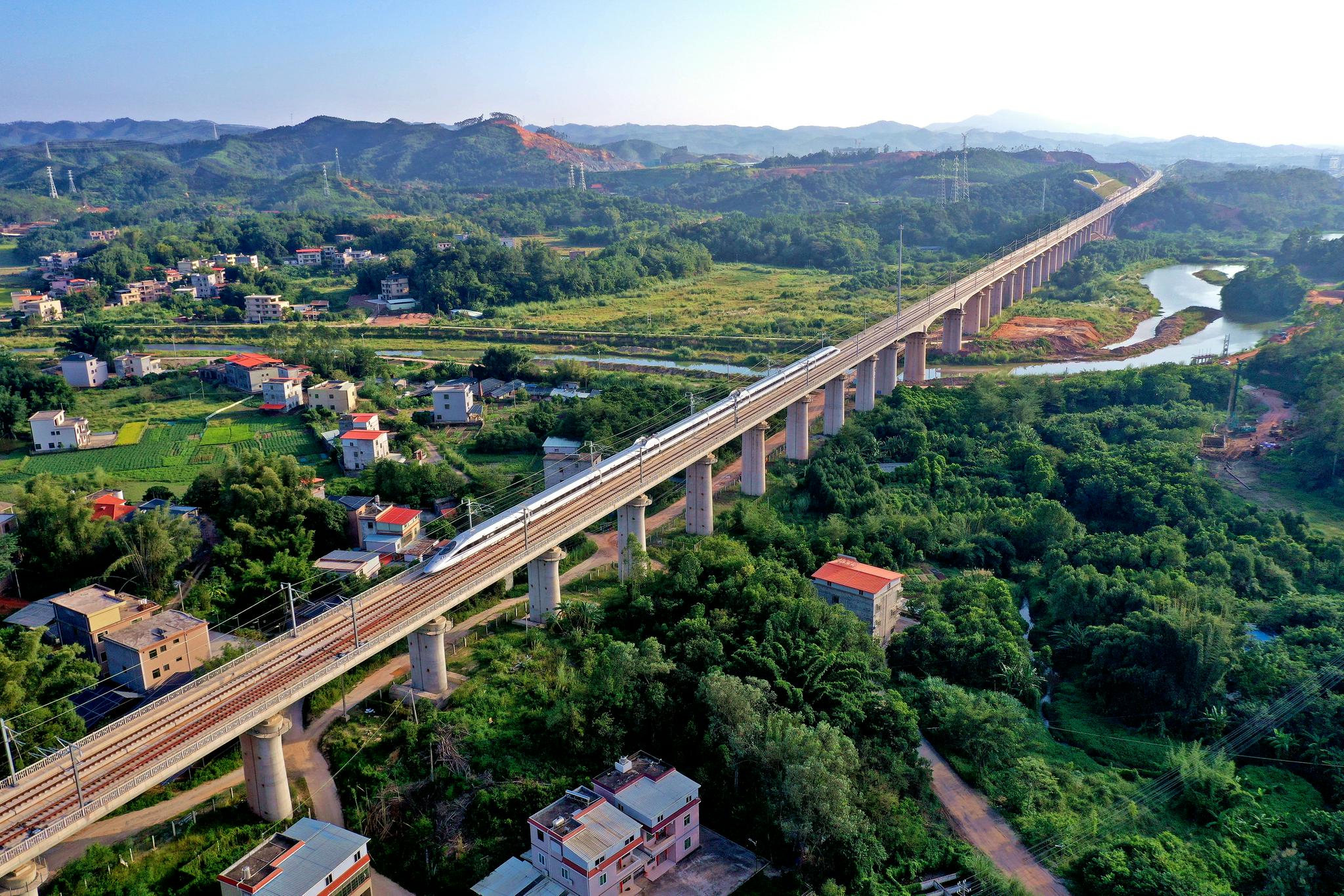 列车在赣深高铁柏埔河特大桥上驶过.图/新华社&nbsp; &nbsp