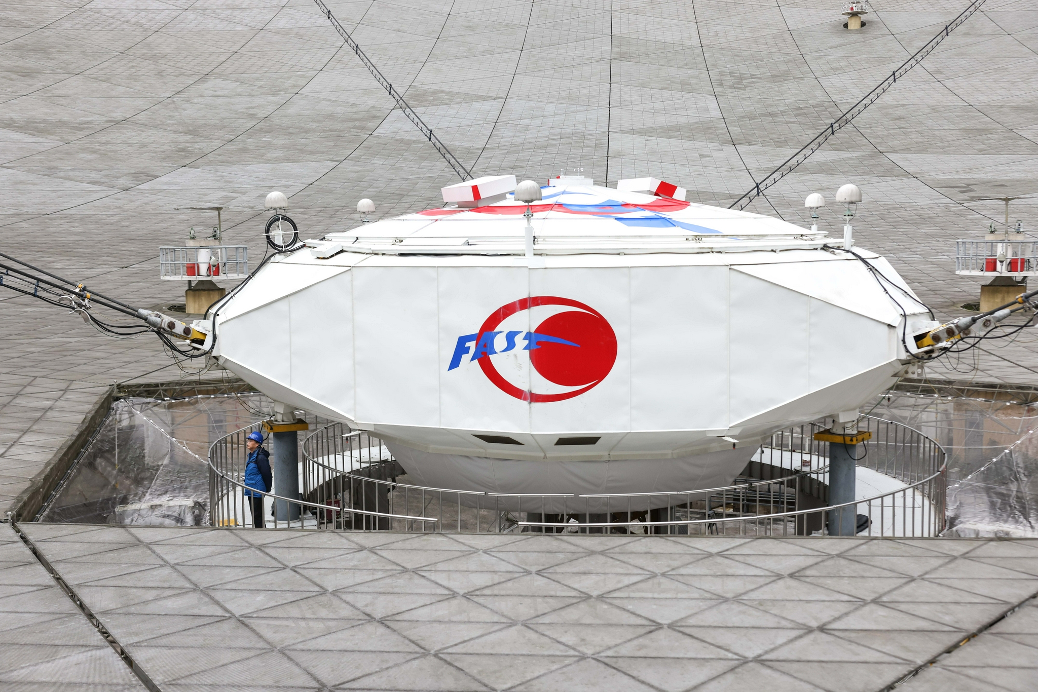 12月17日,工作人员在"中国天眼"的馈源舱前(维护保养期间摄).