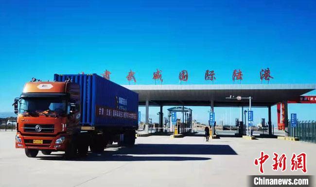 图为甘肃省首次直通进口俄罗斯木材顺利通关。兰州海关供图