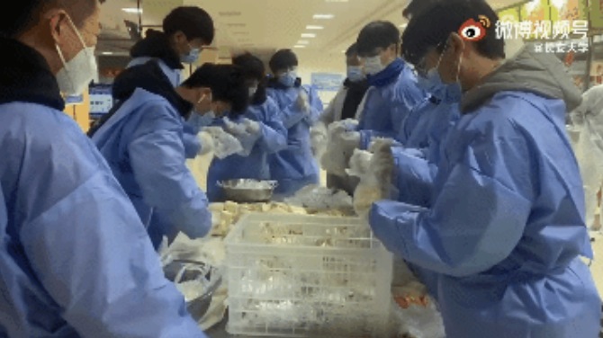 最青春的“大白”！800多名大学生志愿者为全校送餐，宿舍门外各式贴纸刷屏休闲区蓝鸢梦想 - Www.slyday.coM