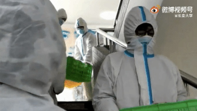 最青春的“大白”！800多名大学生志愿者为全校送餐，宿舍门外各式贴纸刷屏休闲区蓝鸢梦想 - Www.slyday.coM