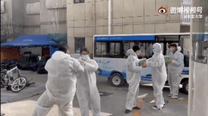 最青春的“大白”！800多名大学生志愿者为全校送餐，宿舍门外各式贴纸刷屏休闲区蓝鸢梦想 - Www.slyday.coM