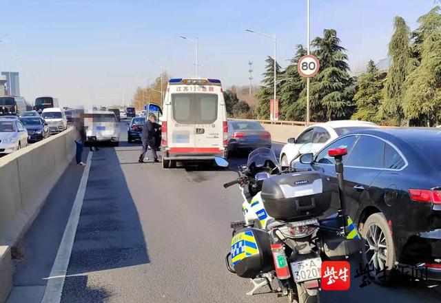 救护车与私家车相撞，交警疏导转移急救病人休闲区蓝鸢梦想 - Www.slyday.coM