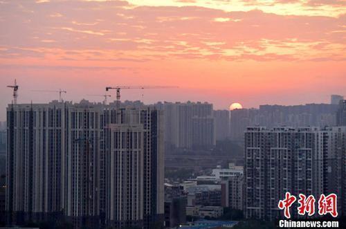 资料图：图为成都城区一角，太阳正从东方升起。中新社记者 刘忠俊 摄