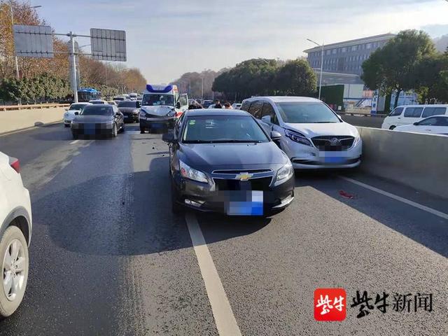 救护车与私家车相撞，交警疏导转移急救病人休闲区蓝鸢梦想 - Www.slyday.coM