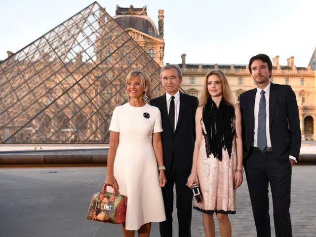 39岁lv太子妃家中招待闺蜜,纯素颜很真实,太子爷弹钢琴助兴|纳塔莉