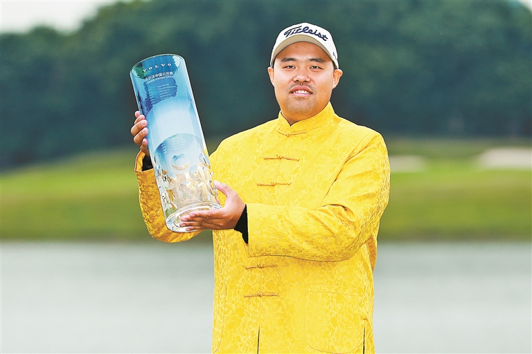 张进1杆优势险胜夺冠|张进|深圳市|高尔夫_新浪新闻