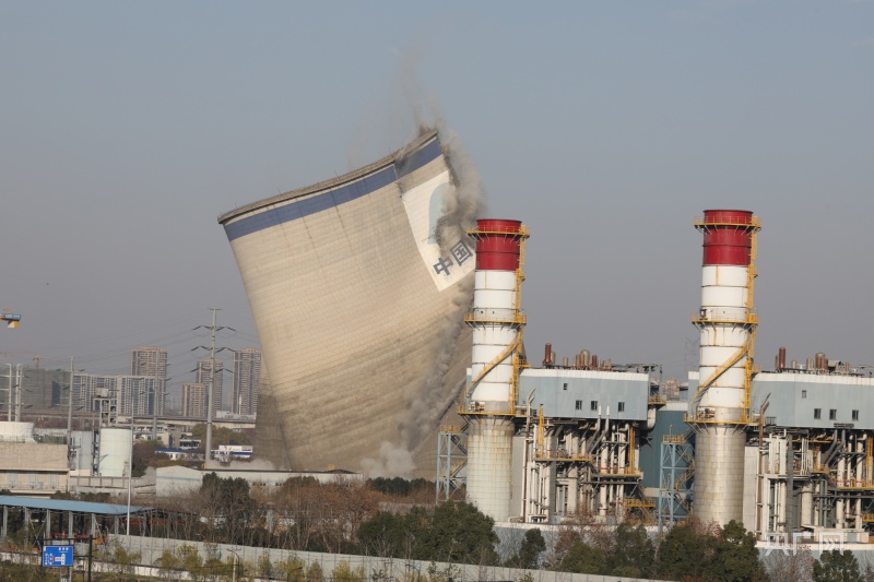 画面震撼杭州半山电厂2号冷却塔成功爆破拆除
