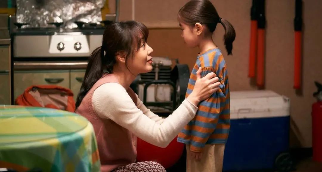 “妈妈，我后桌总用笔扎我”：孩子向你发求救信号，先别急着找老师，而是要……休闲区蓝鸢梦想 - Www.slyday.coM