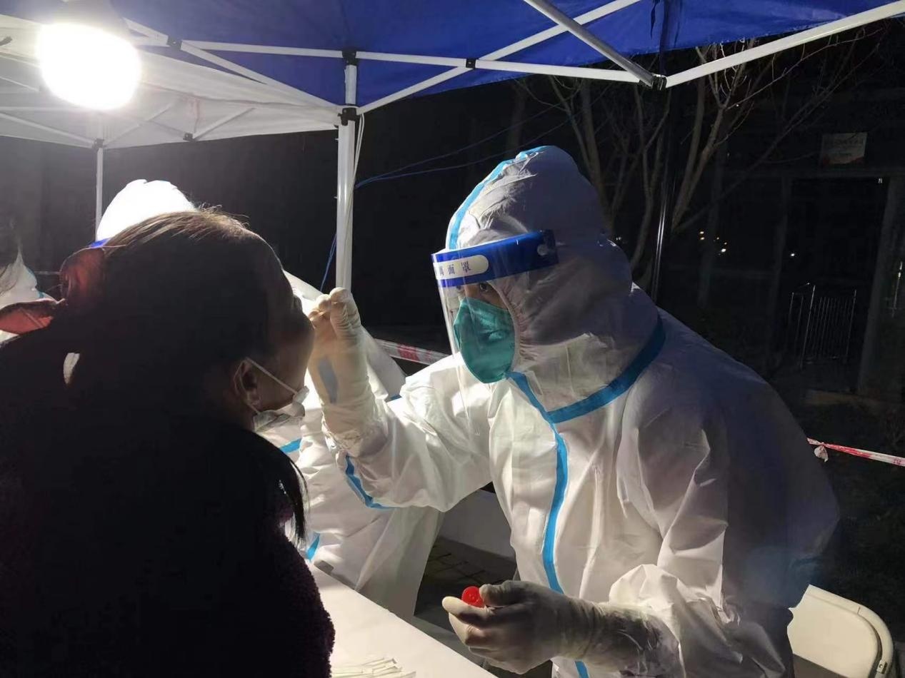 西安市中医医院医务人员为市民进行核酸检测(央广网发 西安市中医医院